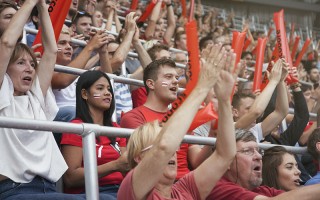 星空体育-足球狂欢不停，球迷热情高涨，壮观场面必看