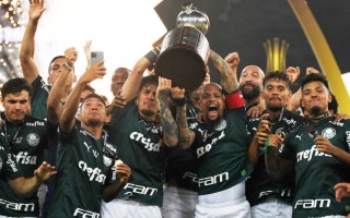 星空体育官方网站-南美明星球员授奖感言，感恩家人与教练支持