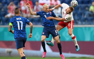 星空体育app-欧预赛淘汰赛劲敌对垒，胜负将一决高下