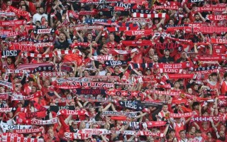 星空体育-欧洲大赛风云再起，球员奋力拼搏争取胜利