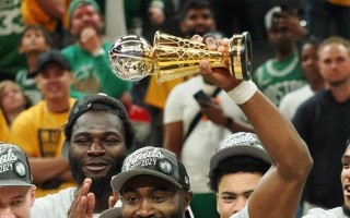 星空体育官网入口-凯尔特人队球员接受荣誉奖项表彰