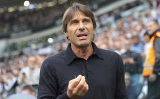 星空体育官网入口-阿尔加夫错失关键一球落败，迎战切尔西失利之感