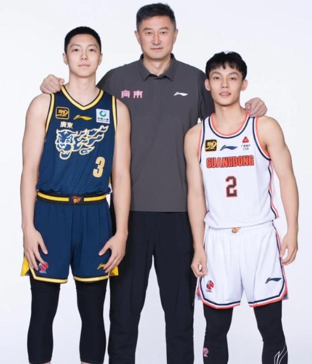 星空体育官网入口-后卫组合默契配合,化解对手强大进攻阵容-第1张图片-星空体育官方网站 星空体育官网入口-后卫组合默契配合,化解对手强大进攻阵容-第1张图片-星空体育官方网站