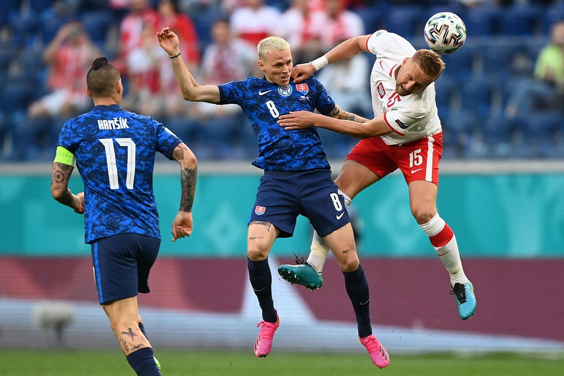 星空体育app-欧预赛淘汰赛劲敌对垒，胜负将一决高下-第1张图片-星空体育官方网站