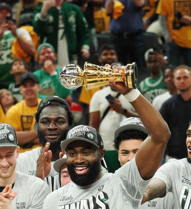 星空体育官网入口-凯尔特人队球员接受荣誉奖项表彰-第1张图片-星空体育官方网站