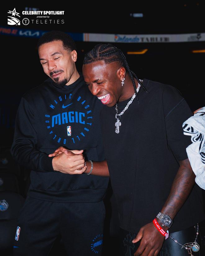 星空体育app-魔术队名宿现身球馆为球队加油-第2张图片-星空体育官方网站