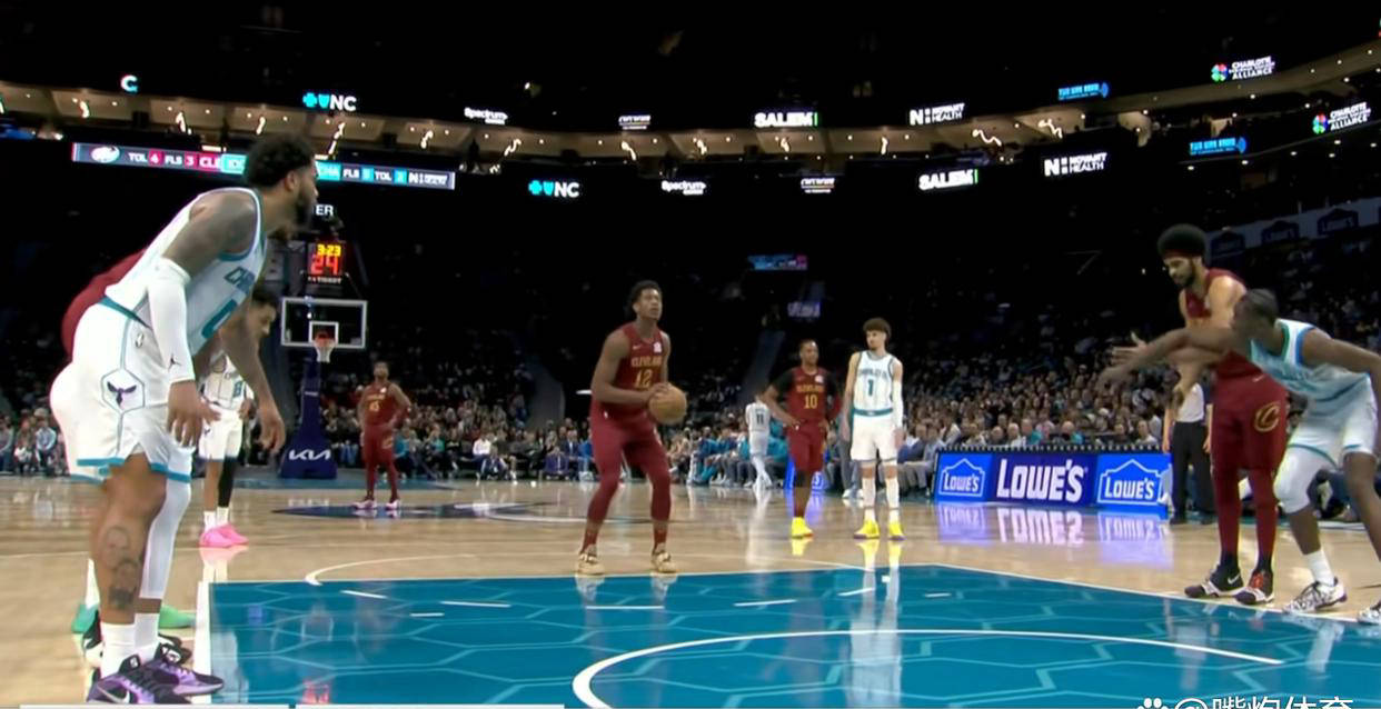 星空体育官方网站-比赛中出现争议判罚，裁判决定遭到质疑-第2张图片-星空体育官方网站