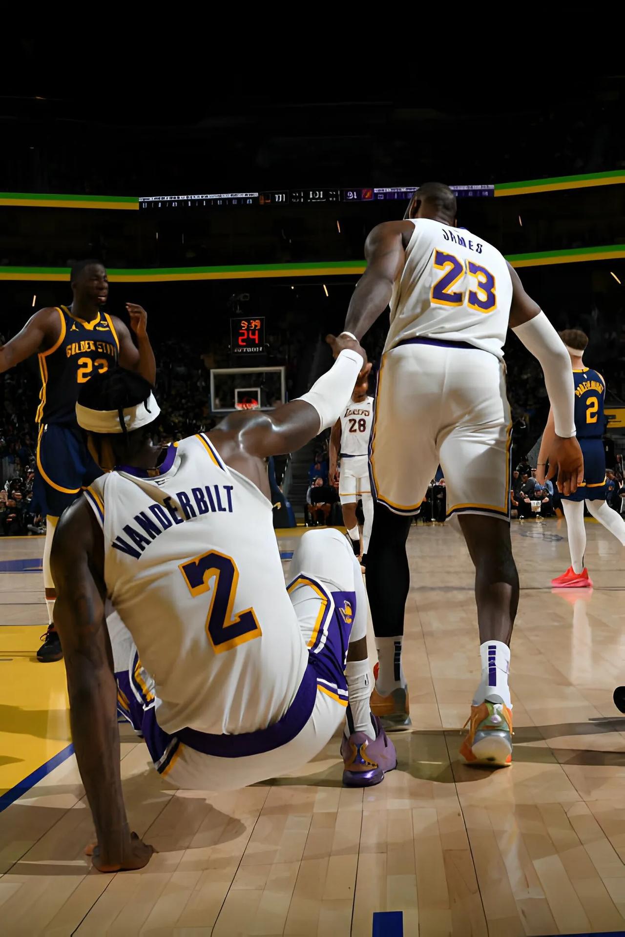 星空体育官网入口-湖人球星因伤无缘下场比赛，团队战力受影响-第2张图片-星空体育官方网站